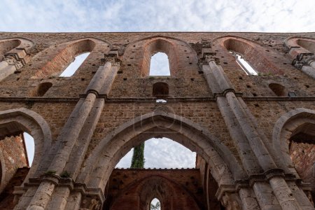 Téléchargez les photos : Mur intérieur de la nef de l'abbaye cistercienne San Galgano en Toscane, Italie - en image libre de droit