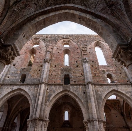 Téléchargez les photos : Arc du monastère cistercien médiéval en ruine San Galgano en Toscane, Italie - en image libre de droit
