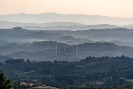 Foto de Paisaje típico toscano con colinas y cipreses en la madrugada cerca de Montaione, Italia - Imagen libre de derechos