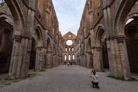 Téléchargez les photos : Nef du monastère cistercien San Galgano en Toscane, Italie - en image libre de droit