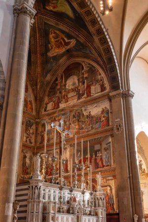 Téléchargez les photos : FLORENCE, ITALIE - 21 SEPTEMBRE 2023 - fresques colorées dans le presbytère de la basilique Santa Maria Novella à Florence, Italie - en image libre de droit