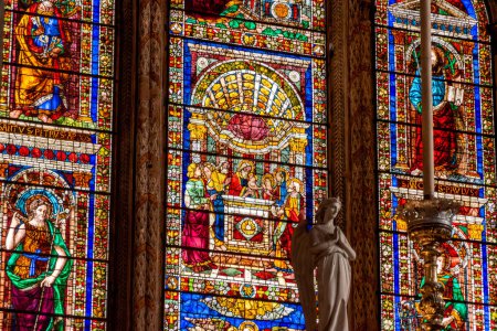 Téléchargez les photos : FLORENCE, ITALIE - 21 SEPTEMBRE 2023 - Vitraux colorés dans le presbytère de la basilique Santa Maria Novella à Florence, Italie - en image libre de droit