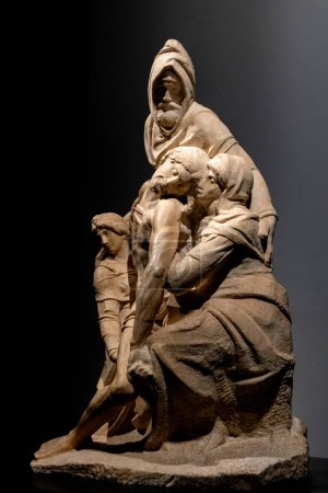 Foto de FLORENCIA, ITALIA - 18 DE SEPTIEMBRE DE 2023 - La inacabada escultura Pieta de Miguel Ángel en el museo de la catedral de Florencia, Italia - Imagen libre de derechos