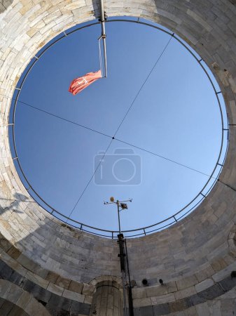 Téléchargez les photos : PISA, ITALIE - 10 SEPTEMBRE 2023 - A l'intérieur de la célèbre tour penchée de Pise vue sur le ciel, Italie - en image libre de droit