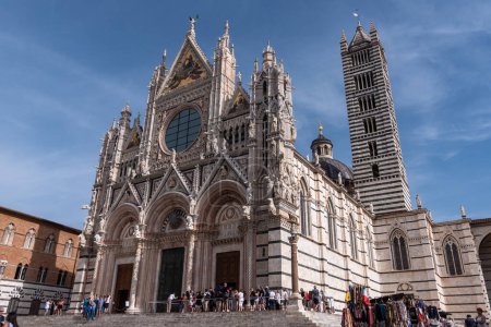 SIENA, ITALIEN - 23. September 2023 - Portal der berühmten Kathedrale von Siena, Italien