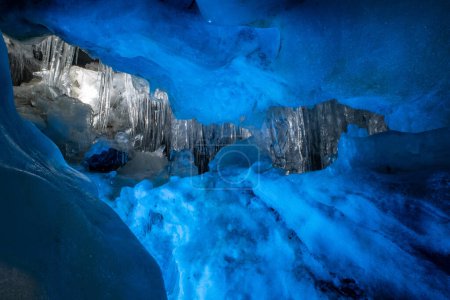 Foto de HINTERTUX, AUSTRIA - 10 de septiembre de 2023 - Gran formación de hielo en una cueva glacial natural - Imagen libre de derechos