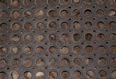 Téléchargez les photos : Digital illustration of rubber welcome mat with holes showing dirt underneath. Grunge background texture. - en image libre de droit