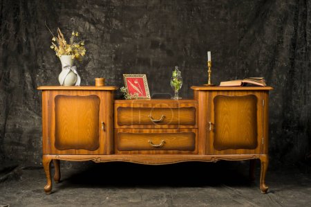 Vintage-Möbel auf dunklem Hintergrund
