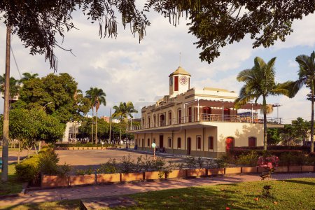 Téléchargez les photos : PEREIRA, COLOMBIA-JANUARY 25, 2023: Pereira capital of the Axis. Old railway station located in the Olaya Herrera Park in the center of the city. Colombian coffee axis - en image libre de droit