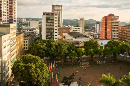 Téléchargez les photos : PEREIRA, COLOMBIA-JANUARY 25, 2023: Plaza de Bolivar framed by the beautiful architecture of the city, its leafy mango trees and beautiful tropical palm trees. Pereira the capital of the axis. - en image libre de droit
