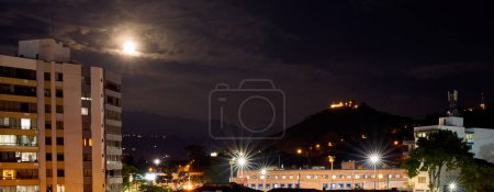 Téléchargez les photos : Vue de nuit depuis le Circunvalar : Pereira sous la lumière de la pleine lune - en image libre de droit