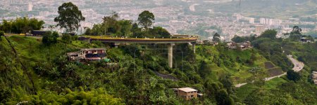 Téléchargez les photos : Merveille architecturale : Le pont hélicoïdal de Pereira, Colombie. Vue panoramique - en image libre de droit
