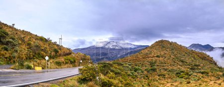 Volcan Nevado del Ruiz majestueux : icône de la chaîne de montagnes centrale colombienne