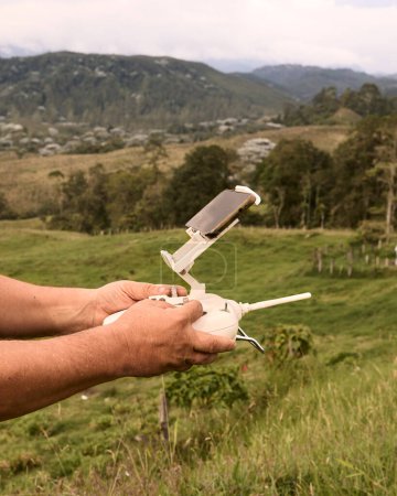 Bloqueo de manos de controlador de drones manteniendo su control. Ingeniería cartográfica.