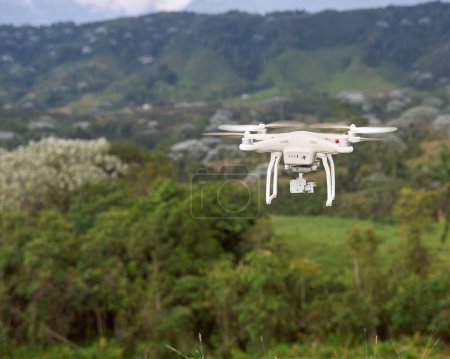 Drone en vuelo completo haciendo el trabajo cartográfico y haciendo las fotos aéreas y las tomas de vídeo.