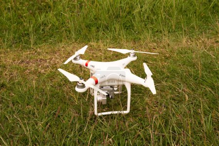 Drone posado en la hierba listo para tomar vuelo. Trabajo cartográfico. Fotografía aérea