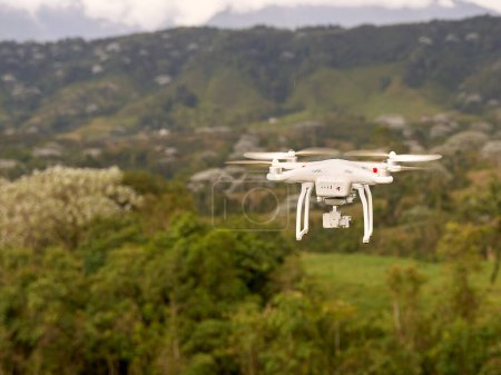 Drone volando sobre el área de El Manzano cerca de las ciudades de Pereira y Armenia en el Triángulo del Café Colombiano a 2000 metros sobre el nivel del mar.