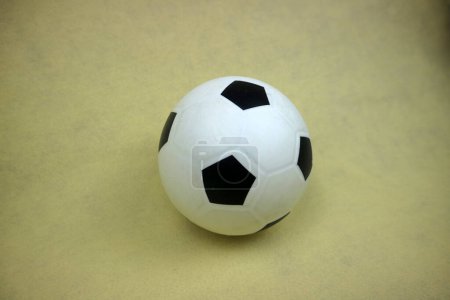 Téléchargez les photos : Une photo d'une petite boule en caoutchouc jouet blanche et noire - en image libre de droit