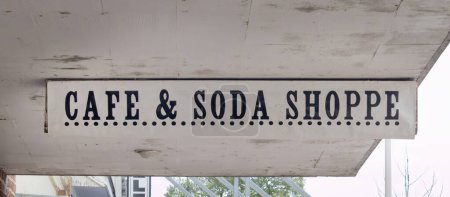 Foto de Café y Soda Shoppe Signage en una pequeña ciudad - Imagen libre de derechos