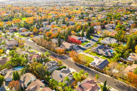 Drohnenfoto über einer Gemeinde in Kalifornien mit schönen Herbstfarben. 