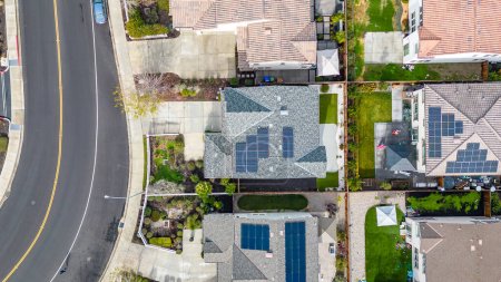 Top Down Luftaufnahmen über einer Gemeinde in Kalifornien mit Häusern mit Sonnenkollektoren und Straßen und Parks