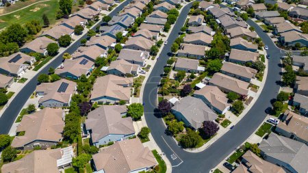 Drohnenblick auf Wohnhäuser in einer Gemeinde in Kalifornien