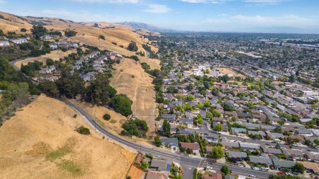 Foto de Imágenes aéreas sobre un vecindario en Hayward, California con un cielo azul y espacio para texto. - Imagen libre de derechos