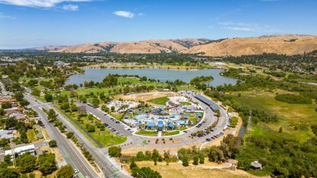 Foto de Fremont, California, EE.UU. Julio 30, 2023: Imágenes aéreas del parque acuático Aqua Adventure en Fremont, California con personas jugando en el césped y el parque acuático - Imagen libre de derechos