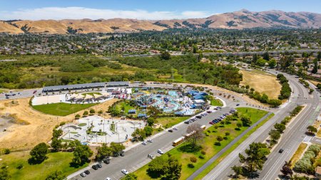 Foto de Fremont, California, EE.UU. Julio 30, 2023: Imágenes aéreas del parque acuático Aqua Adventure en Fremont, California con personas jugando en el césped y el parque acuático - Imagen libre de derechos