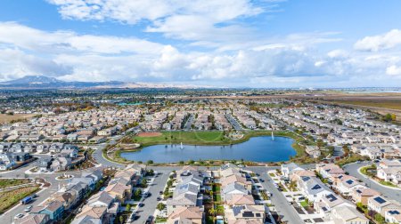 Foto de Una vista de dron de una comunidad en Oakley, California con un lago en el centro - Imagen libre de derechos