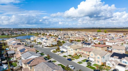 Foto de Drone foto de una comunidad en Oakley, California con casas, coches, calles y solar - Imagen libre de derechos