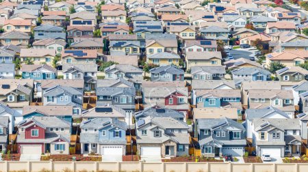 Foto de Drone foto de una comunidad en Oakley, California con casas, coches, calles y solar - Imagen libre de derechos