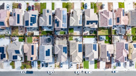 Téléchargez les photos : Vue du haut vers le bas d'une rangée de maisons résidentielles avec des panneaux solaires sur le toit - en image libre de droit