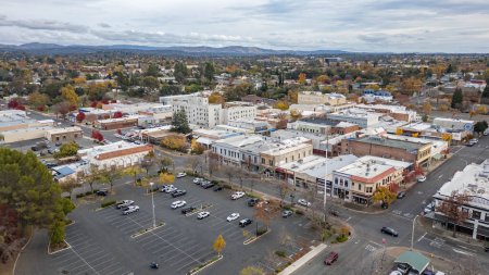 Foto de Oroville, California USA, December 3, 2023: Aerial images of downtown Oroville, California with Oroville Inn and other shopping centers in view. - Imagen libre de derechos
