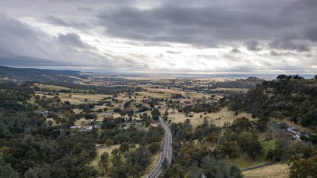 Foto de Drone photos over beautiful landscape in Oroville, California with clouds, rivers, roads and more - Imagen libre de derechos