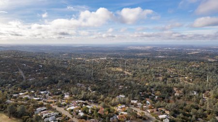 Foto de Drone photos over beautiful landscape in Oroville, California with clouds, rivers, roads and more - Imagen libre de derechos