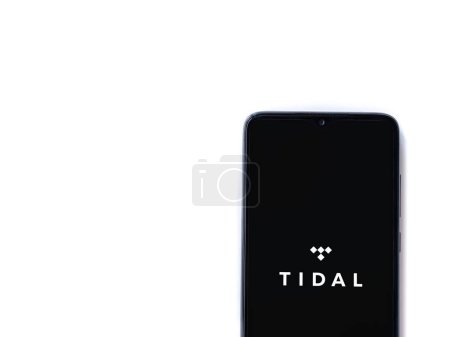 Foto de Lod, Israel - 16 de julio de 2023: Pantalla de lanzamiento de la aplicación TIDAL Music en un smartphone sobre fondo blanco. Vista superior plano con espacio de copia. - Imagen libre de derechos