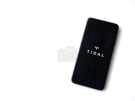 Foto de Lod, Israel - 16 de julio de 2023: Pantalla de lanzamiento de la aplicación TIDAL Music en un smartphone sobre fondo blanco. Vista superior plano con espacio de copia. - Imagen libre de derechos