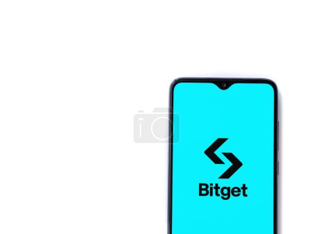 Téléchargez les photos : Lod, Israël - 16 juillet 2023 : Écran de lancement de l'application Bitget sur smartphone sur fond blanc. Vue du dessus plat avec espace de copie. - en image libre de droit