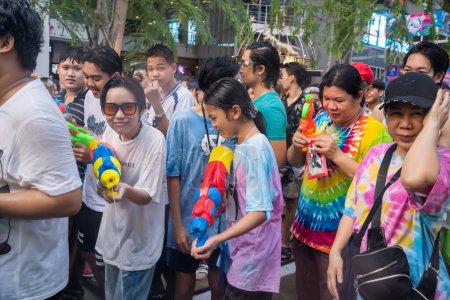 Foto de Siam Square, Bangkok, Tailandia - 14 ABR 2023 Festival de Songkran, La acción corta de la gente se une a las celebraciones del Año Nuevo tailandés o Songkran en Siam Square Bangkok, Tailandia. - Imagen libre de derechos
