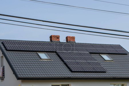 Foto de Casa de campo histórica con paneles solares modernos en el techo y la pared Foto de alta calidad - Imagen libre de derechos