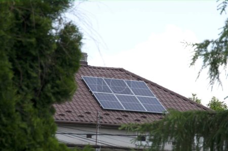 Foto de Instalando una célula solar en un tejado. Paneles solares en el techo. Casa de campo histórica con paneles solares modernos en el techo y la pared. Foto de alta calidad - Imagen libre de derechos