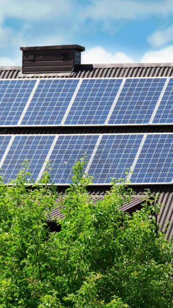 Installation einer Solarzelle auf einem Dach. Solarzellen auf dem Dach. Historisches Bauernhaus mit modernen Sonnenkollektoren auf Dach und Wand. Hochwertiges Foto