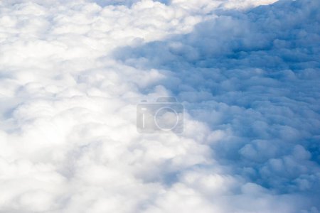 Avión blanco de pasajeros volando en el cielo nubes increíbles en el fondo - Viaje en transporte aéreo. Foto de alta calidad
