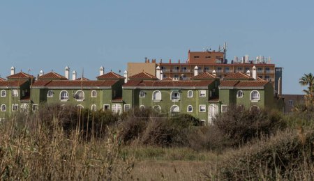 Foto de Edificios residenciales fuera de la reserva natural de Guadalhorce cerca de Málaga, Andalucía, España. - Imagen libre de derechos