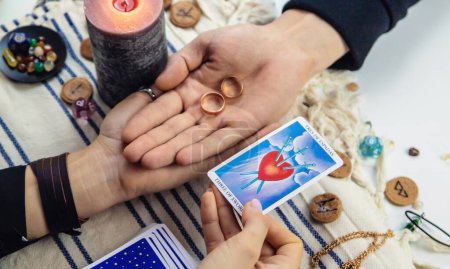 Téléchargez les photos : A woman fortuneteller tells a man on tarot cards. Selective focus. People. - en image libre de droit