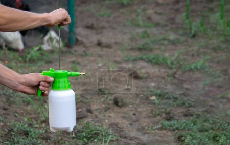 Téléchargez les photos : Farmer sprays weeds in the garden. Selective focus. nature - en image libre de droit