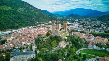Téléchargez les photos : Foix et Mirepoix, deux villes romantiques du sud de la France - en image libre de droit