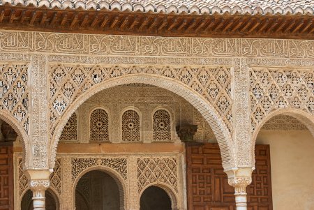 Foto de Granada, España - 06 11 2014: detalles ornamentales del ingenioso castillo morisco del Palacio de la Alhambra en Granada España, patrimonio de la humanidad de la Unesco - Imagen libre de derechos