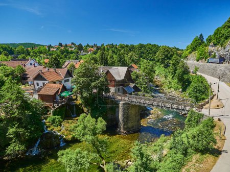 Foto de Puente en Rastoke, un pequeño pueblo hermoso en Croacia en medio de cascadas, molinos de agua y pequeños ríos. - Imagen libre de derechos